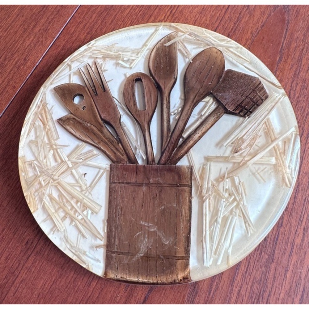 Vintage Resin Trivet Wall Plaque Kitchen Utensils Straw 8.5 Inch Round Farmhouse